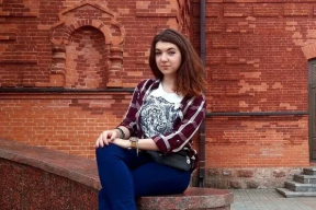 Конвейер репрессий. 30-летнюю беларуску отправили в колонию за «призывы к санкциям». Сотрудники КГБ пришли к владелице текстильной компании