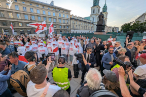 Беларусы встретили Тихановских в Варшаве словами «Верым! Можам! Пераможам!»