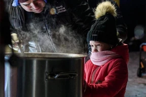 Фото дня. Маленькая киевлянка на пункте помощи World Central Kitchen