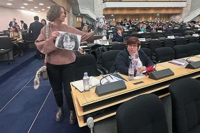 «Год беларуской женщины» в действии: представительница Беларуси в ООН вырвала из рук активистки фото политзаключенных беларусок